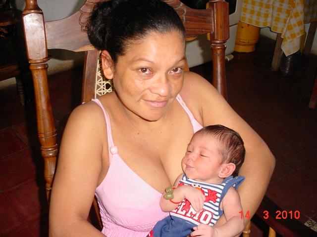 Rosaura Rojas, carga en su regazo a Maria Milagros